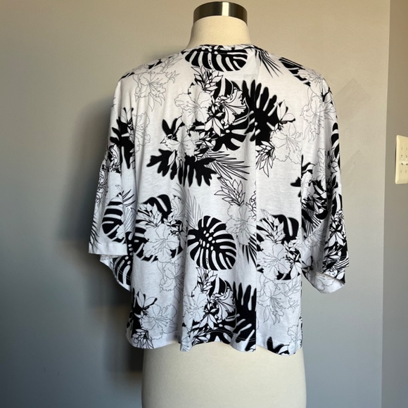Puma Fashion Exotic Leaves Hawaii Floral White Cropped Boxy Relaxed Tee Top Larg - Picture 6 of 10
